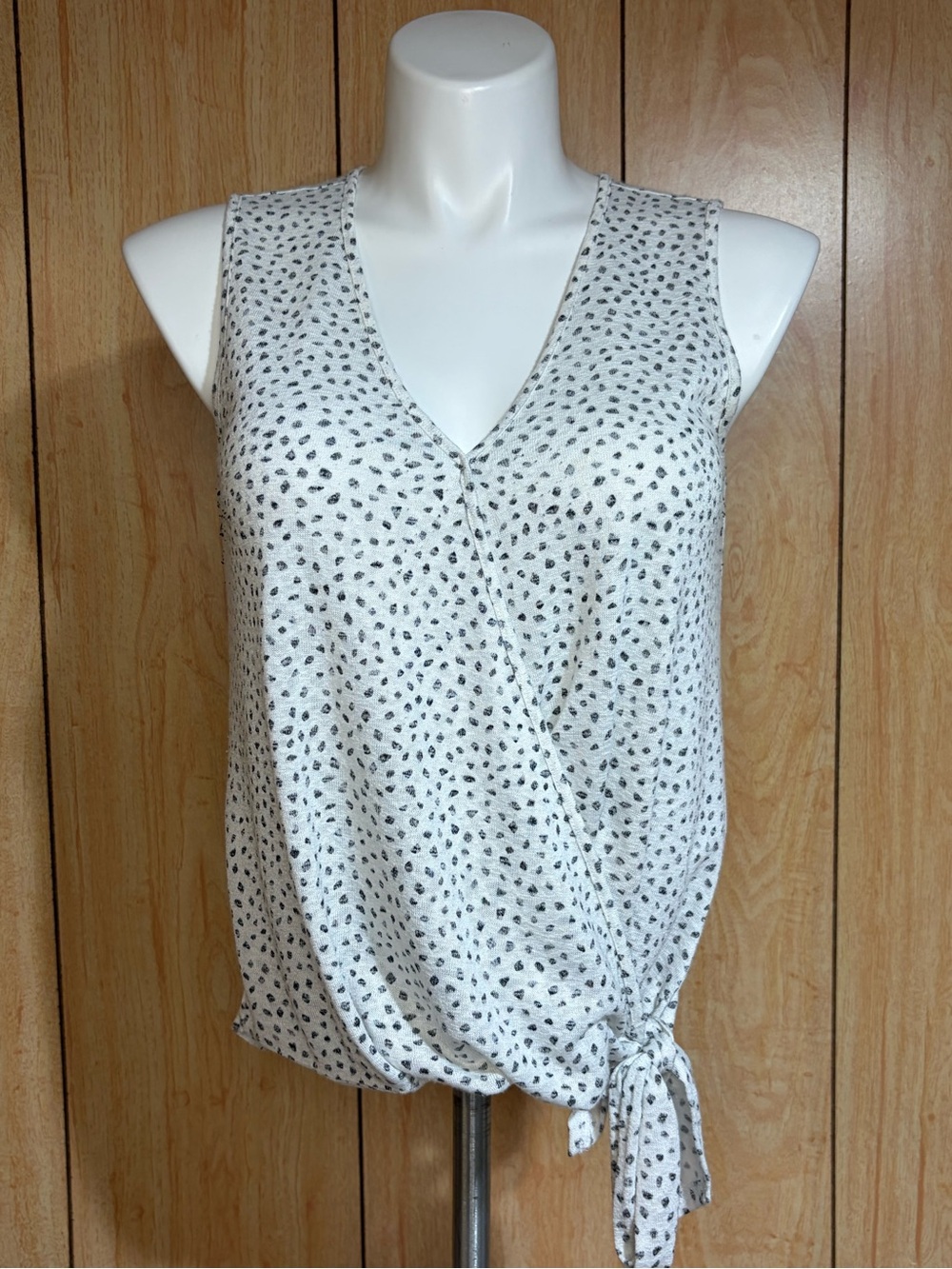 bobeau White Sleeveless V-Neck Wrap Blouse with Black Dot Tie SZ - M